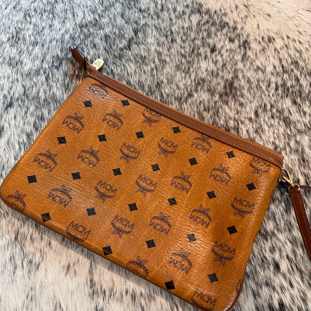 MCM Pouch in Visetos Original - Picture 4 of 10